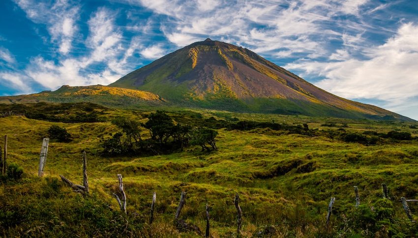 The evening sun gracing volcano Pico