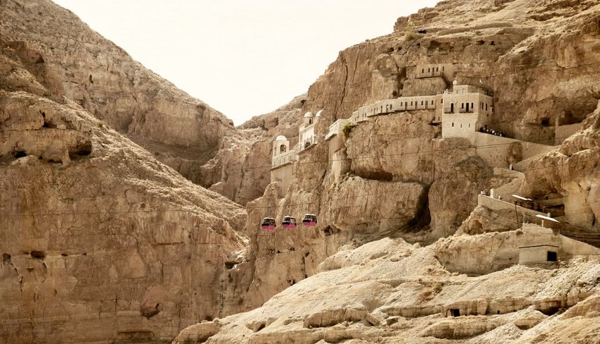 Khung cảnh đầy đá ở Mount of Temptation