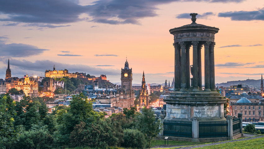 Edinburgh-s-historic-skyline-at-Dusk