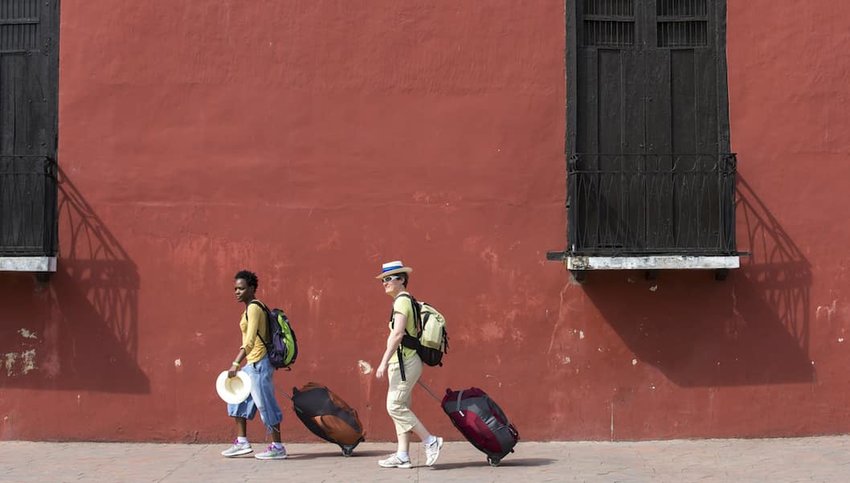 People-pulling-suitcases-in-Mexico