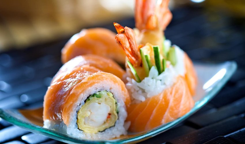 Futomaki sushi on a blue plate