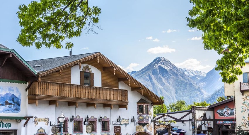 Rooftops of Bavarian Village in Washington with restaurants and mountains