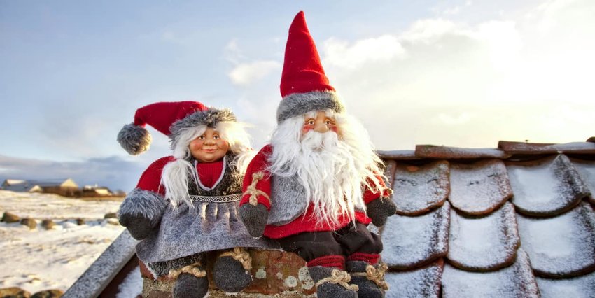 Julenissen sitting on the chimney