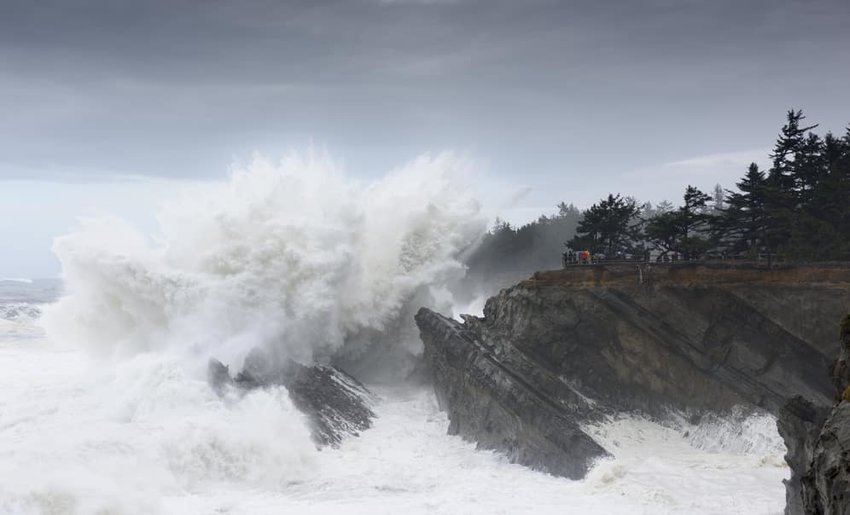 waves-crashing-on-rocks-in-oregon