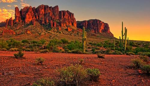 Sunset-view-of-the-desert-and-mountains-near-Phoenix