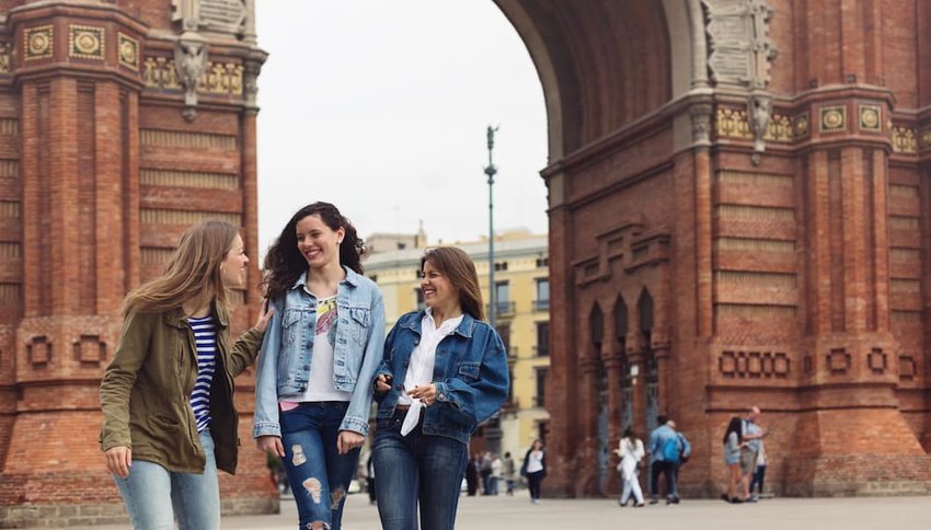 Young-tourists-in-Barcelona