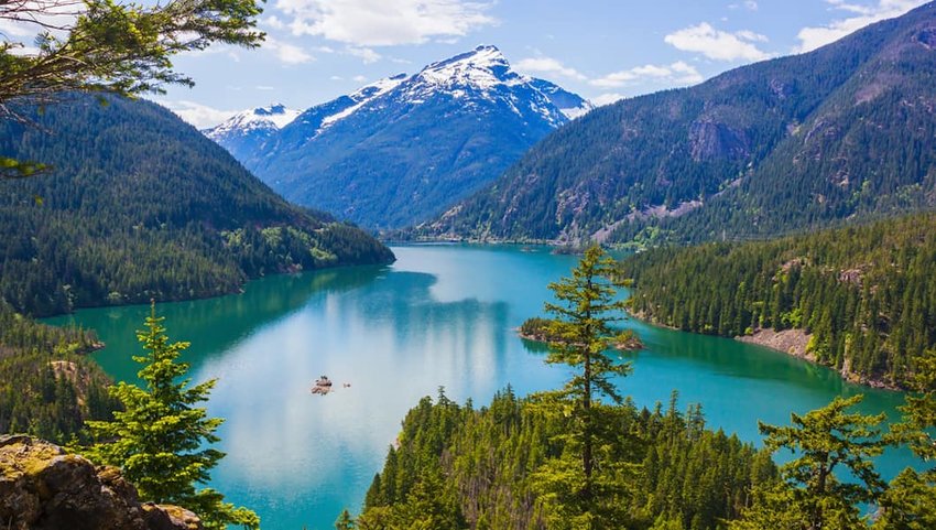 Photo of a lake and mountains in North Cascades National Park