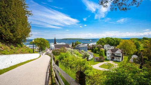 Mackinac Island on a sunny day - Burçlar ve tatil burcuna göre tatil beldeleri 2