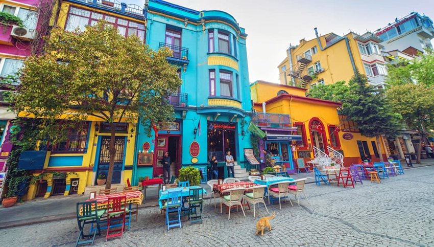 Street-with-colorful-houses-and-multicolor-cafe-in-Istanbul--Sultanahmet.jpg