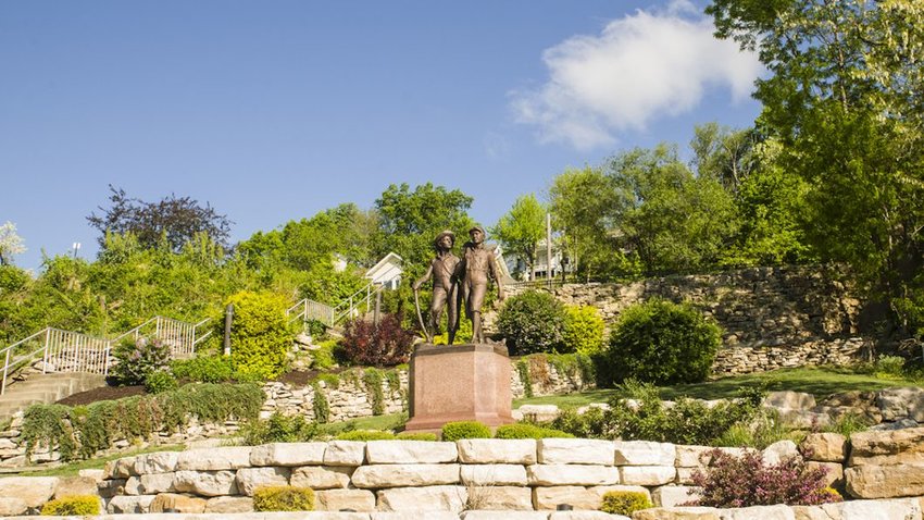 Bronze statue of Mark Twain's fictional characters, Tom Sawyer and Huckleberry Finn