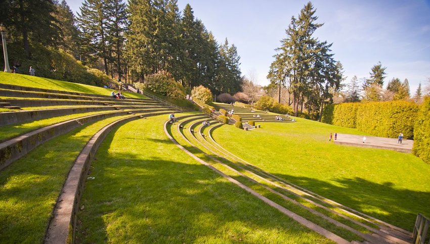 Hình ảnh bãi cỏ xanh tại vườn hồng Portland