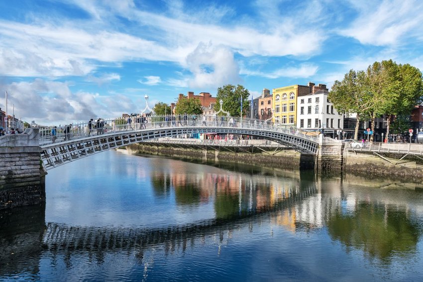 Ha'penny Bridge (also known as Liffey Bridge) across the River Liffey, Dublin, Ireland