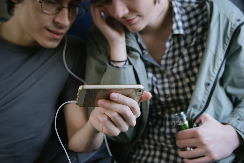 This $10 Kickstand Turns Your Phone Into a Proper In-Flight Entertainment Screen