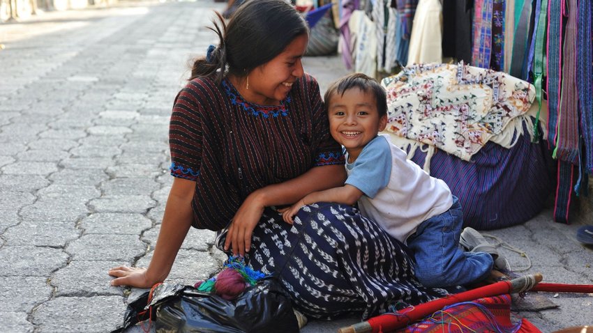 Mother and small child in Santa Catarina Poropo, Guatemala | Photo by PacoRomero 