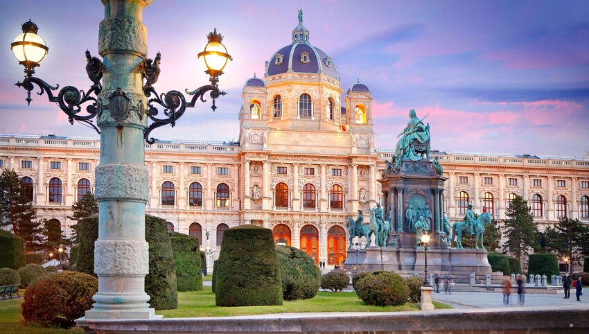 A view of Vienna's Kunsthistorisches Museum at dusk.