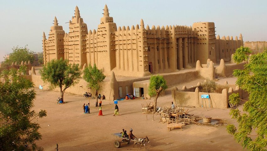Người và xe phía trước Nhà thờ Hồi giáo Lớn tại Djenne ở Mali.