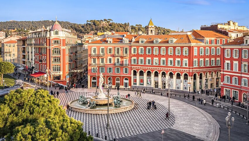 Nhìn từ trên không quảng trường Place Massena với các tòa nhà màu đỏ và đài phun nước ở Nice, Pháp
