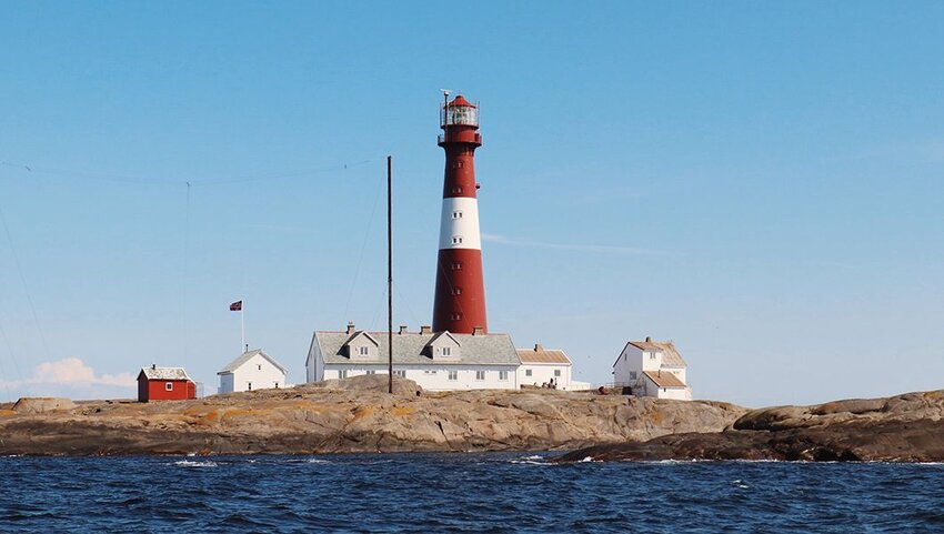 Svenner Lighthouse and houses on island.