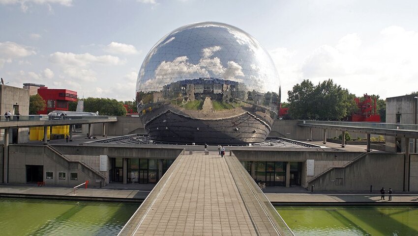 Quả cầu gương tại La Cité des Science et de l'Industrie.