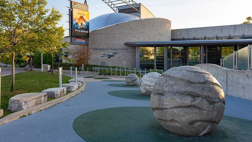 Quả cầu đá và ngoại thất của Trung tâm Khoa học Ontario.