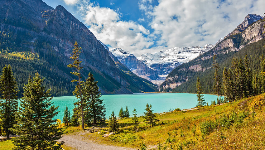  Lake Louise surrounded by mountain peaks and glaciers.