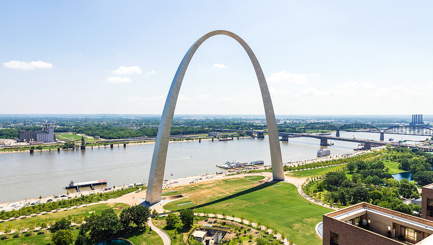 The Gateway Arch overlooking a river.